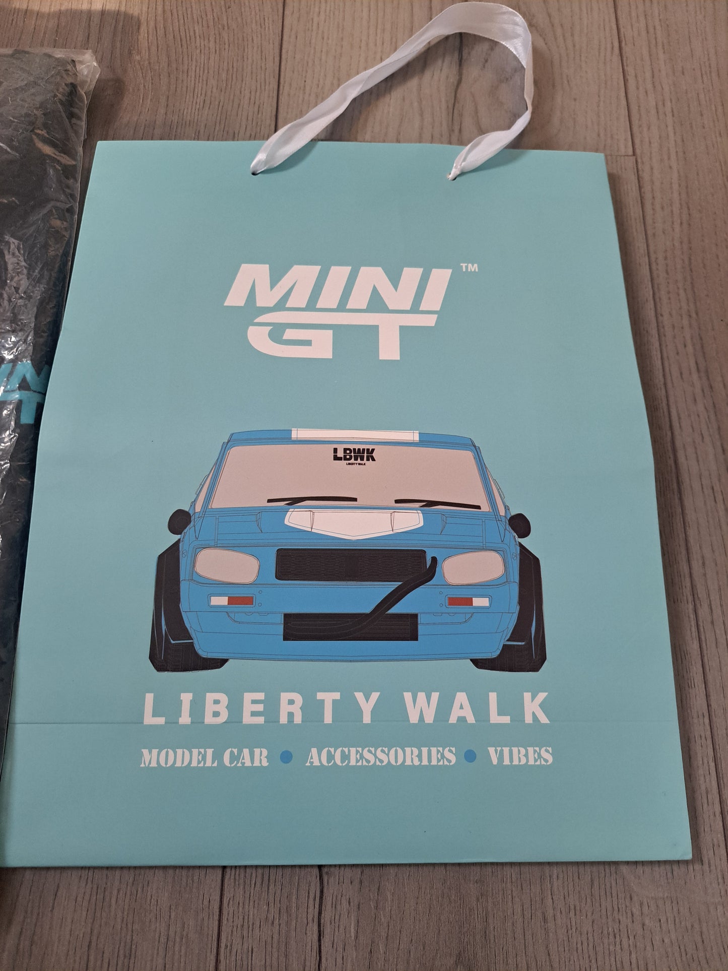 Mini Gt Nissan Skyline HEC W/Shirt & Bag
