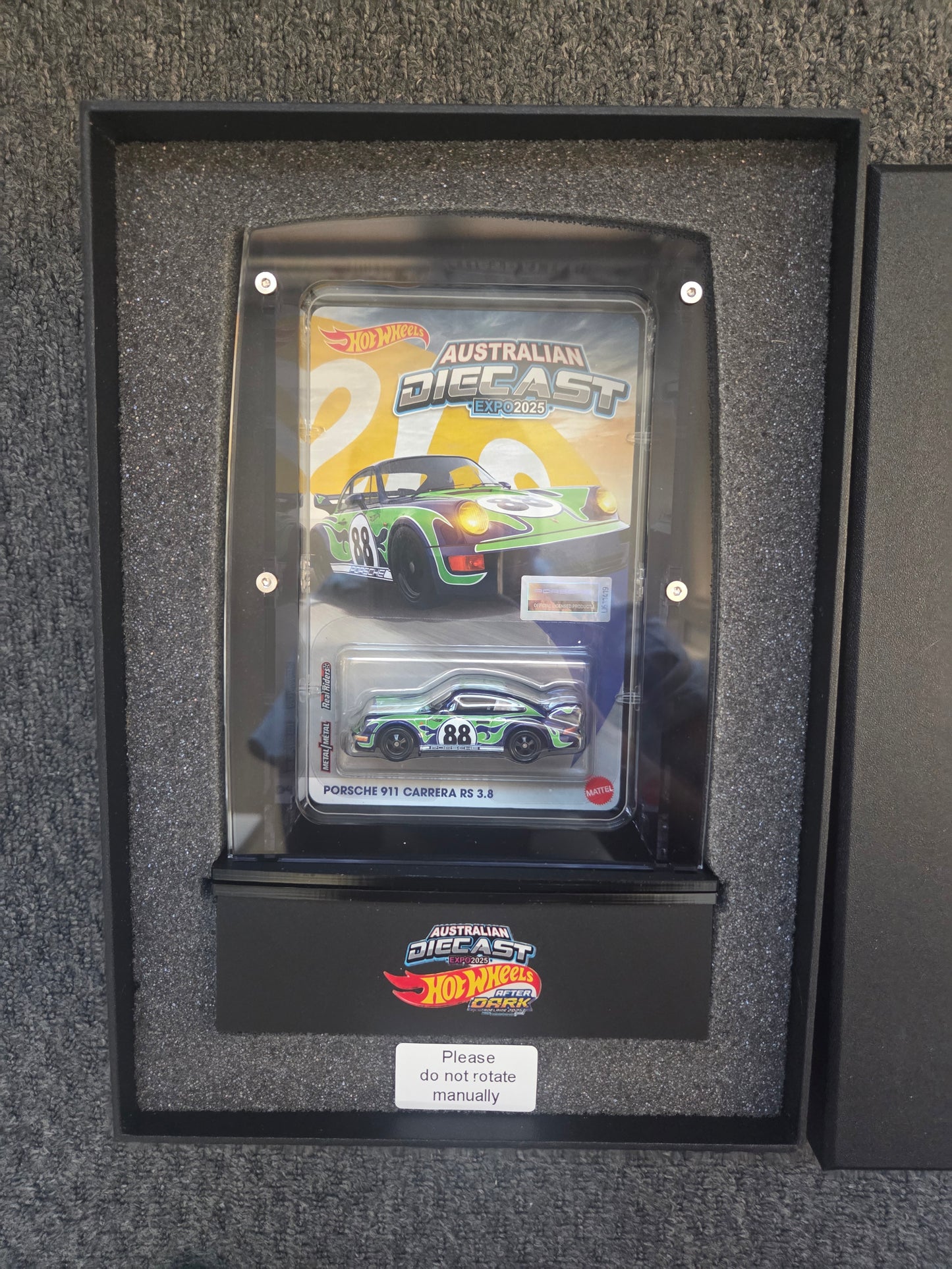 Hot wheels australian diecast expo 2025 Dinner car left facing in coval case with shirt & bag.