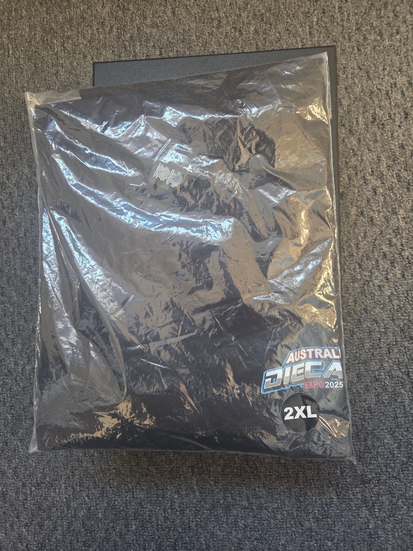 Hot wheels australian diecast expo 2025 Dinner car left facing in coval case with shirt & bag.